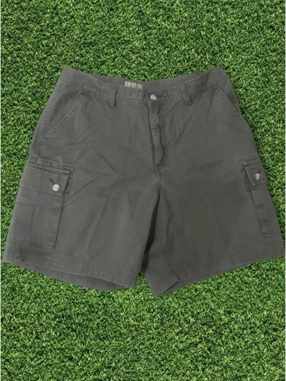 Vintage Fargo green cargo shorts, Size 36” (29)